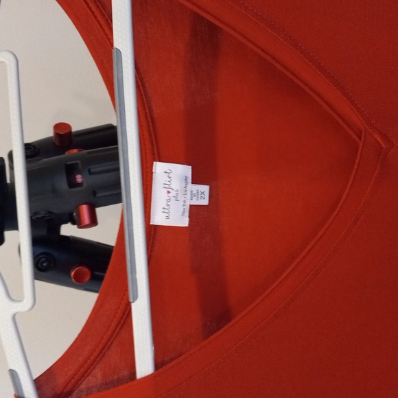 Long Sleeve V-Neck Women's Top w/Center Seam Down Front. Size 2X. Pretty Rust. - Picture 2 of 4